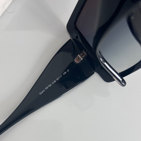 Tom Ford sunglasses never worn - Picture 4 of 5